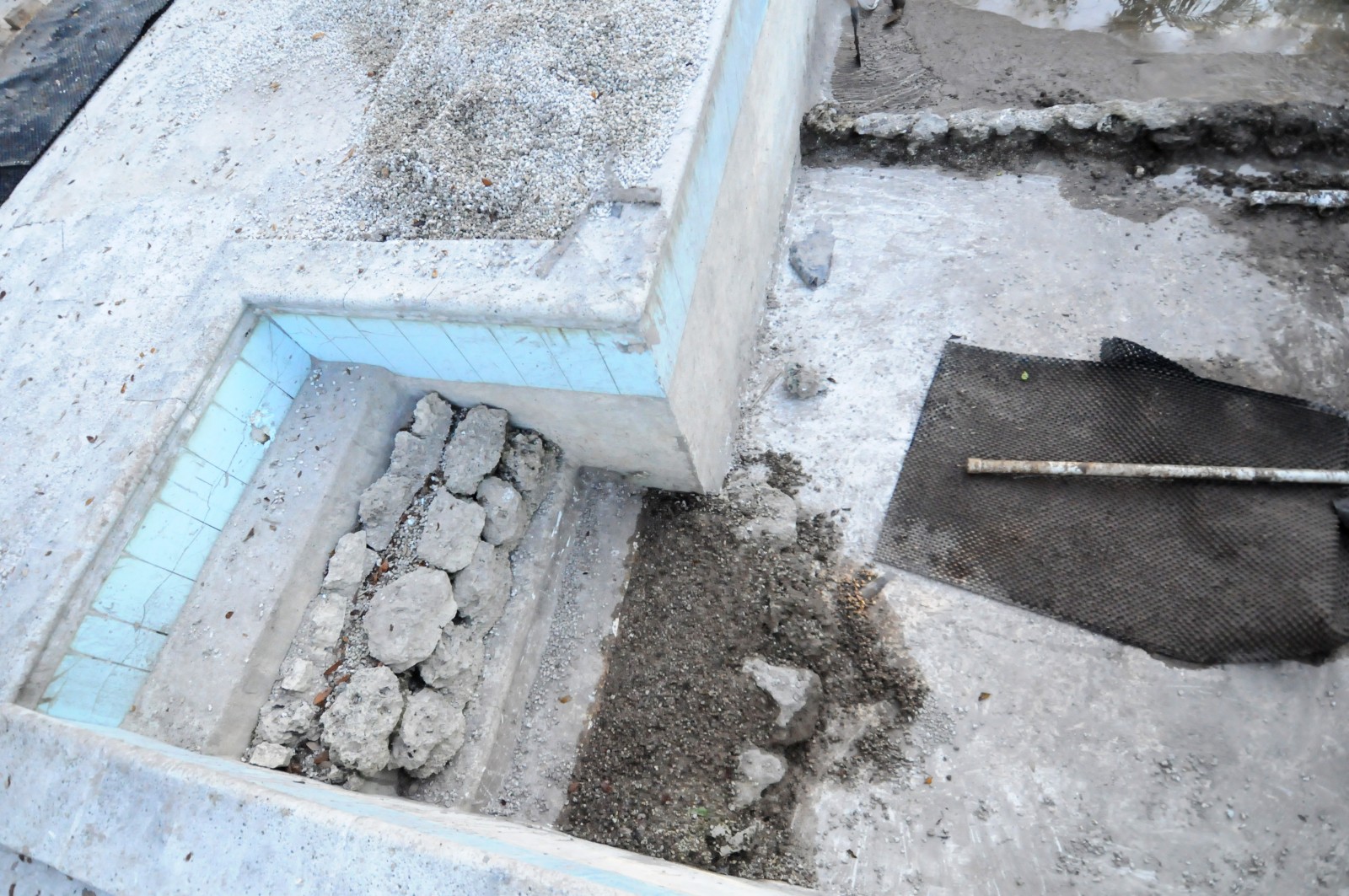orig pool 02 - Installation in Progress